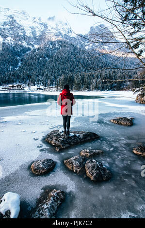 Allemagne, Bavière, Berchtesgadener Land (district), woman in red jacket au lac Hintersee Banque D'Images