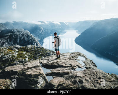 La Norvège, Rogaland, Lysefjord, l'homme sur le Preikestolen Banque D'Images