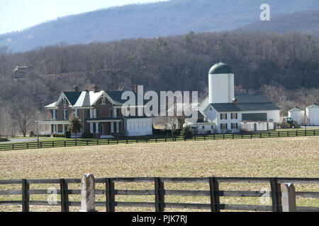 Grande ferme et maison de ferme bien entretenue en Virginie, Etats-Unis Banque D'Images