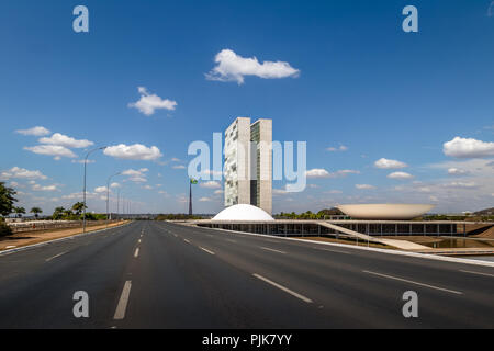 L'axe monumental Eixo Monumental (Avenue) et le Congrès National du Brésil - Brasilia, District Fédéral, Brésil Banque D'Images