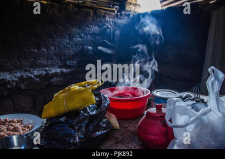 L'argile et bon marché plat en bois sur la table dans une maison de village dans la région de Canta - Pérou Banque D'Images