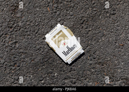 Paquet de cigarettes vide, aplati, Marlboro, sur l'asphalte Banque D'Images