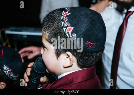 Retour enfant portant une kippa à un mariage Banque D'Images