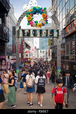 Avis de Takeshita-dori (Takeshita Street), une rue piétonne commerçante bordée de belles boutiques, cafés et restaurants à Harajuku, Tokyo, Japon. Banque D'Images