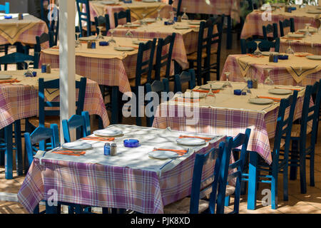 Déjeuner dans un restaurant de style grec Banque D'Images