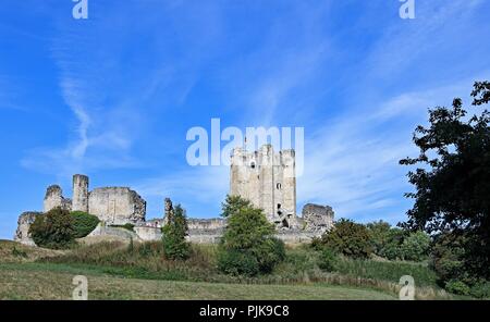 Prises le premier jour de l'automne, pour capturer une ambiance mystérieuse générée par White Cloud collecte des traînées derrière Conisbrough Castle. Banque D'Images