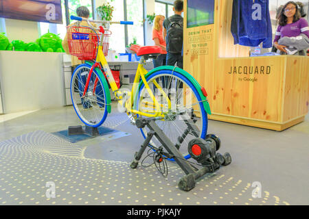 Mountain View, Californie, États-Unis - 13 août 2018 : le vélo de Google à l'intérieur de la nouvelle boutique de Google dans la Silicon Valley. Gadget et souvenirs de marque sont vendus dans la boutique. Banque D'Images