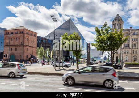 Pier Head streetview à Liverpool Banque D'Images