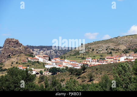 Vue panoramique sur Huélamo, une belle ville dans la province de Cuenca, dans la région de Castille la Manche, Espagne Banque D'Images