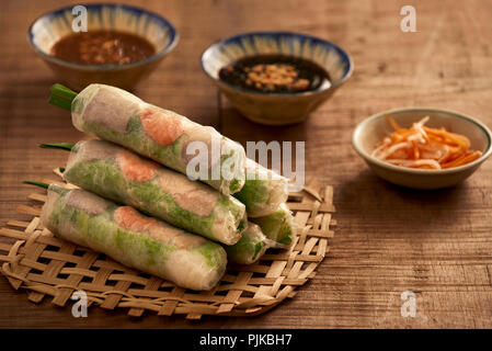 Rouleaux de printemps vietnamiens - papier de riz, salade, salade, les vermicelles, nouilles, crevettes, sauce de poisson, de soja, piment doux, citron, veletables. Copier l'espace. Asian Banque D'Images