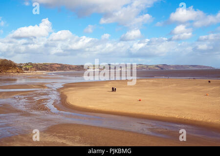 Le sud de la côte du Pembrokeshire, Pays de Galles, de l'Ouest à Saundersfoot avec des gens qui marchent sur la plage Banque D'Images