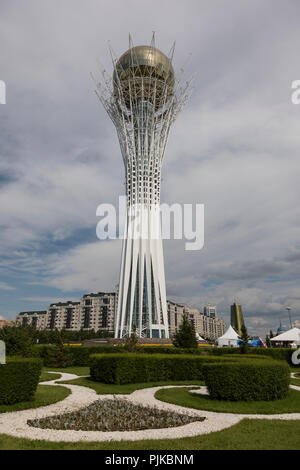 Astana, Kazakhstan, le 2 août 2018 : Tour Bayterek est un monument et tour d'observation à Astana. La hauteur du bâtiment est de 105 mètres. Banque D'Images