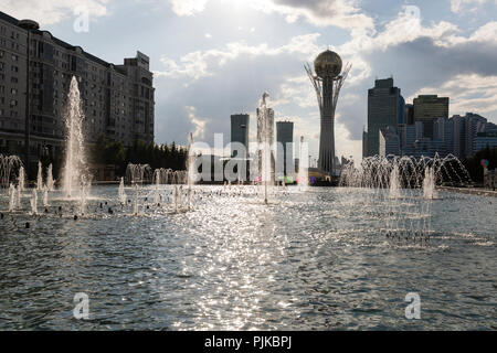 Astana, Kazakhstan, le 2 août 2018 : zone piétonne avec parc et Bayterek tower dans le centre d'Astana, Kazakhstan Banque D'Images