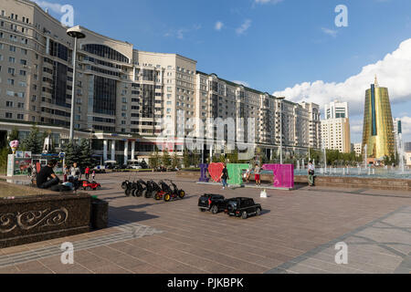 Astana, Kazakhstan, le 2 août 2018 : zone piétonne avec park et golden towers dans le centre d'Astana, Kazakhstan Banque D'Images