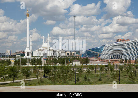 Astana, Kazakhstan, le 3 août 2018 : Kazak Eli monument avec la Mosquée du Sultan Hazrat dans l'arrière-plan Banque D'Images