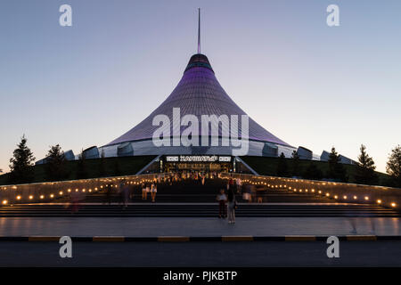 Astana, Kazakhstan, le 3 août 2018 : Khan Shatyr shopping mall à Astana au coucher du soleil Banque D'Images