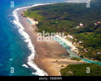 Vue aérienne de la plage et des terrains de l'île de Roatan, Honduras Banque D'Images
