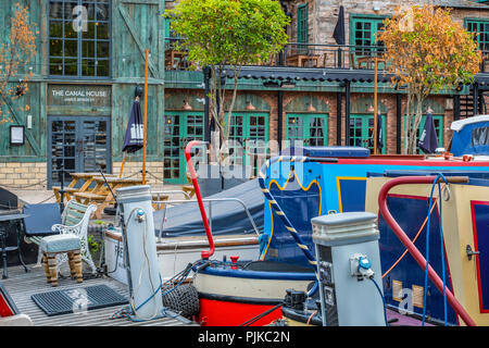 Bateaux amarrés dans le bassin central gaz Stret à Birmingham. Banque D'Images