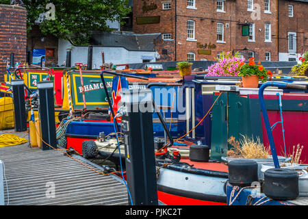 Bateaux amarrés dans le bassin central gaz Stret à Birmingham. Banque D'Images