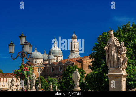 Prato della Valle (pelouse de la vallée) Square à Padoue, avec des statues anciennes, jardins et Abbaye de St Justina domes Banque D'Images