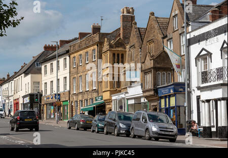 Chard, Somerset, England, UK. Les bâtiments commerciaux et les Phoenix Voir Fore Street. Banque D'Images