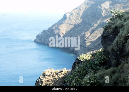 Grèce, l'île lointaine et magnifique de Thiarasia. Des falaises volcaniques spectaculaires bordent la Caldera de Santorin. Vue sur la mer Égée - espace copie Banque D'Images