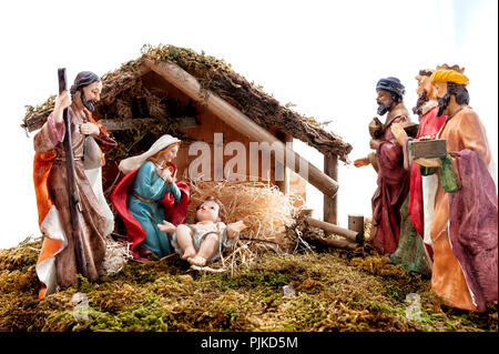 Crèche de Noël. Hutte avec l'enfant Jésus dans la crèche, avec Marie, Joseph et les rois mages. Isolé sur fond blanc. Banque D'Images