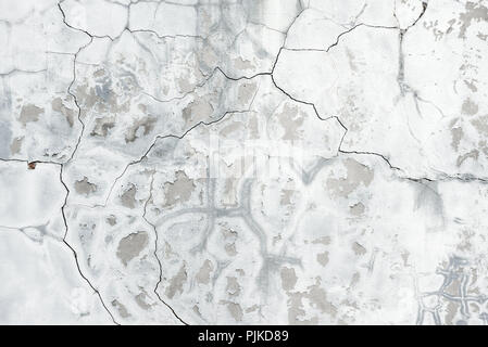 Fond gris crannied mur recouvert avec un plâtre écaillé Banque D'Images