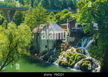 Rastoke, Slunj, Croatie, le canyon de la rivière Korana et beau village traditionnel avec de vieux moulins à eau sur les cascades, belle campagne Banque D'Images