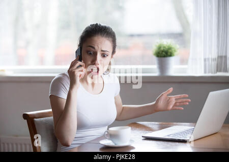 Furious woman arguing lors d'un talk sur cell Banque D'Images