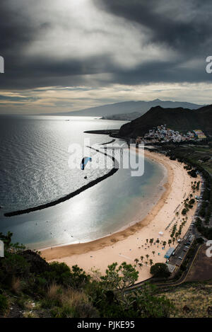 Parachute sur la baie de San Andres, Tenerife, la côte sud-est, l'Atlantique, l'Espagne Banque D'Images