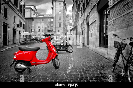 Rome, Italie - le 18 juin 2016. Petite moto rouge sur rue romaine, Italie Banque D'Images