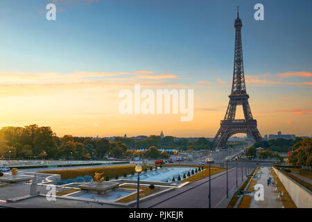 La Tour Eiffel et les fontaines près de il à l'aube à Paris, France Banque D'Images