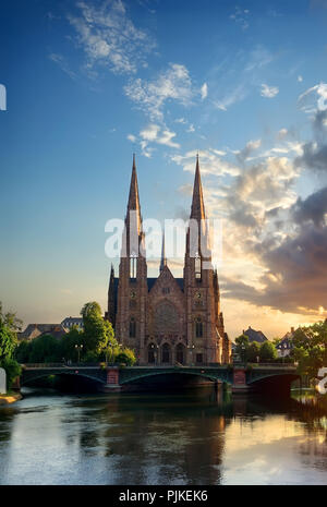 L'Église réformée de saint Paul à Strasbourg au lever du soleil, France Banque D'Images