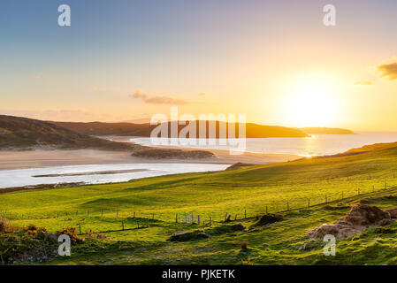 Coucher de soleil sur la baie près de Bettyhill Torrisdale Banque D'Images