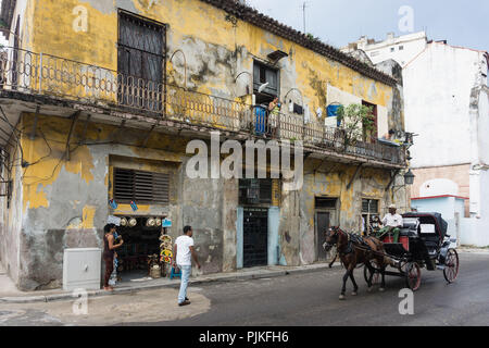 Cuba, La Havane, la vieille ville, une boutique de souvenirs, transport Banque D'Images