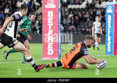 Castleford Tigers' Mike McMeeken marque un essai pendant le Super 8 match au stade KCOM, Hull. Banque D'Images