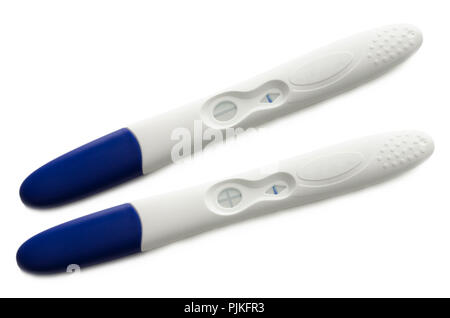 Deux tests de grossesse- positif et négatif. Isolé sur un fond blanc. Banque D'Images