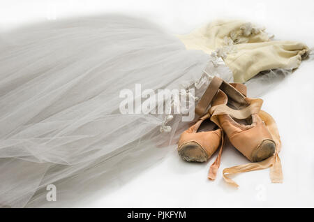 Robe de ballet et une vieille paire de chaussures de pointe. Banque D'Images