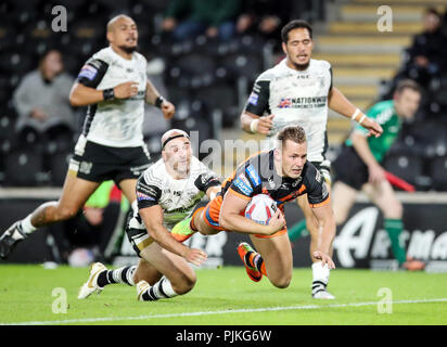 Castleford Tigers' Greg Eden marque un essai pendant le Super 8 match au stade KCOM, Hull. Banque D'Images