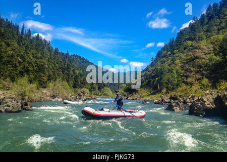 Rafting sur le Rogue River dans le sud de l'Oregon. Banque D'Images