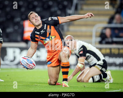 Castleford Tigers' Greg Eden fête marquant un essai pendant le Super 8 match au stade KCOM, Hull. Banque D'Images