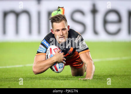 Castleford Tigers' Greg Eden marque un essai pendant le Super 8 match au stade KCOM, Hull. Banque D'Images