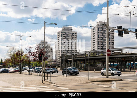 Pologne, Wroclaw, la place Grunwaldzki, blocs d'appartement Banque D'Images