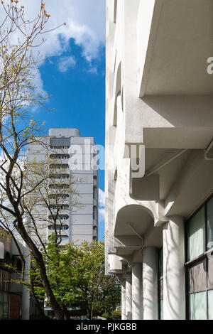 Pologne, Wroclaw, la place Grunwaldzki, blocs d'appartement Banque D'Images