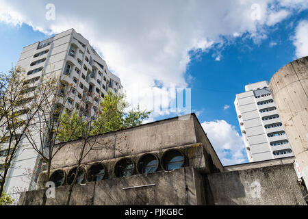 Pologne, Wroclaw, la place Grunwaldzki, blocs d'appartement Banque D'Images