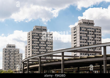 Pologne, Wroclaw, la place Grunwaldzki, blocs d'appartement Banque D'Images