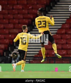 La Belgique célèbre Michy Batshuayi marquant son troisième but du côté du jeu avec son coéquipier Eden Hazard au cours de l'International Friendly à Hampden Park, Glasgow. Banque D'Images