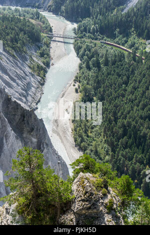 Vue à partir de la plate-forme d'observation, il Spir dans gorges du Rhin, près de Conn, région de la Surselva, canton des Grisons, Suisse Banque D'Images