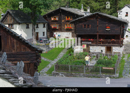 Walserhaus musée dans le village de montagne de la colonisation Walser de Bosco Gurin, Val di Bosco, Locarno, Tessin, Suisse Banque D'Images